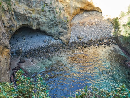 満潮時、底まで水が満ち、水面で構成された龍宮窟のハート型地形
