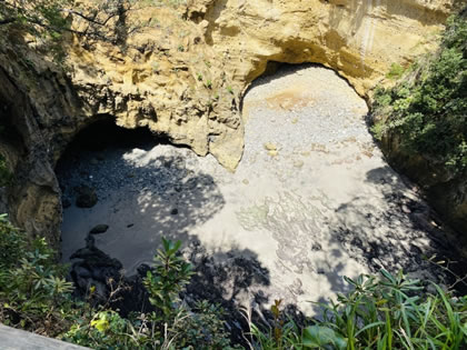 干潮時、底のビーチが広く干上がった龍宮窟のハート型地形