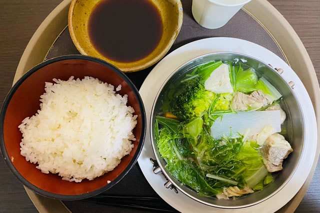 料理人が作る温かいまかない、鍋料理と白ご飯の定食