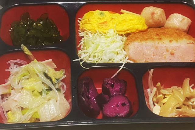 仕出し弁当の例、揚げ物中心で野菜少なめの内容