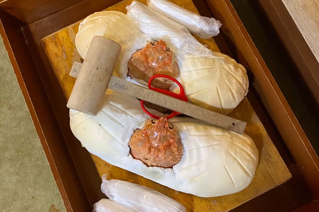 旅館の名物料理「蟹の塩釜焼き」木槌で割って食べる豪快な一品