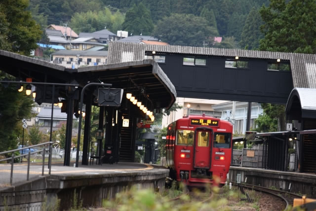 由布院駅のホームと停車中の赤い観光列車