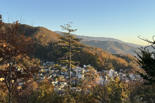 浅間温泉街を見下ろす高台からの景色。山々に囲まれた温泉街と市街地が広がる松本近郊の温泉地