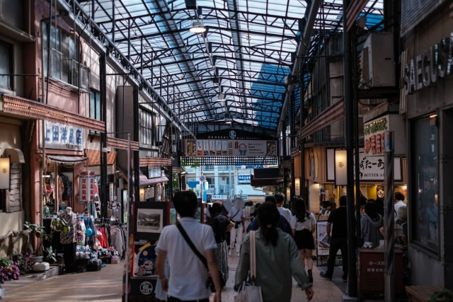 静岡県熱海市の熱海温泉街でにぎわうアーケード商店街の風景