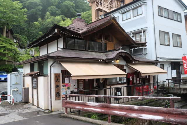 別所温泉の温泉街にある外湯建築。歴史ある街並みと生活感が残る、信州最古級の温泉地の雰囲気