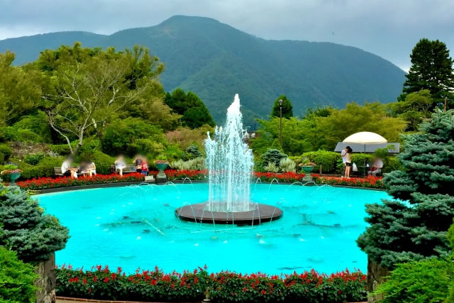 神奈川県箱根町・強羅公園の噴水と庭園風景