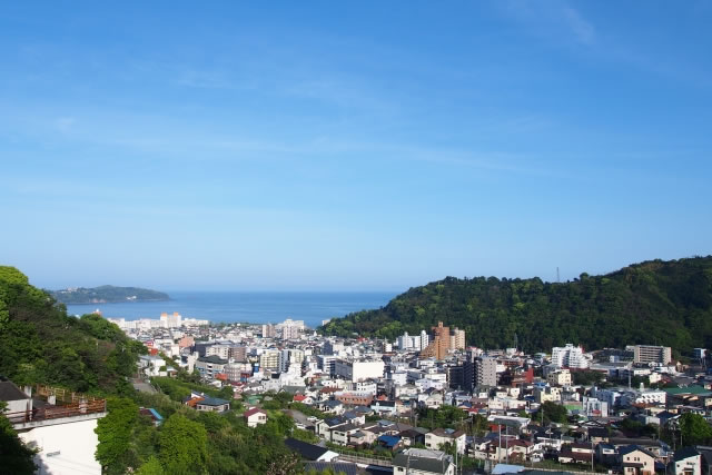 初夏の神奈川県湯河原町｜新緑に包まれた温泉街と海の風景