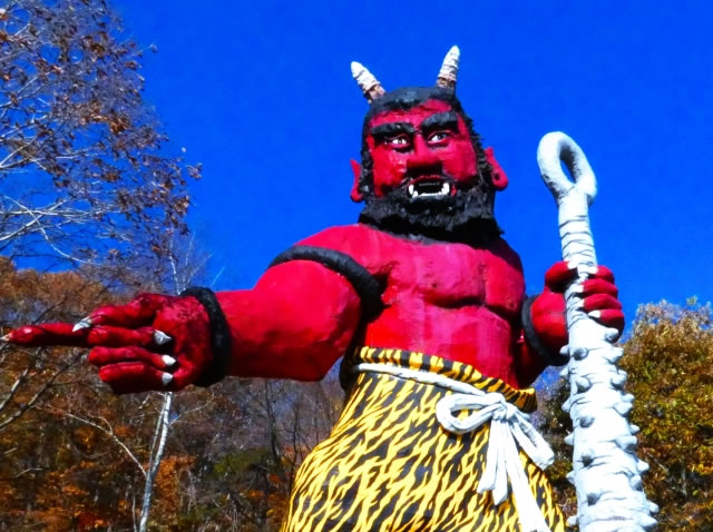 北海道登別温泉を象徴する赤鬼像の迫力ある姿