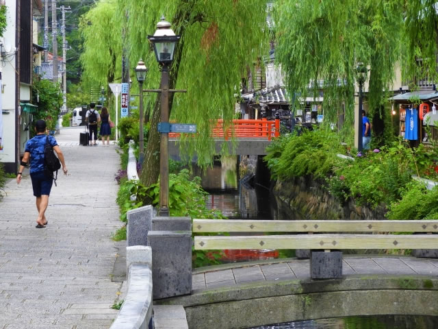 静岡県下田市のペリーロードを流れる小川と柳並木の風情ある街並み