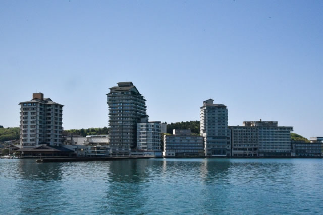 七尾湾から望む和倉温泉・加賀屋の外観