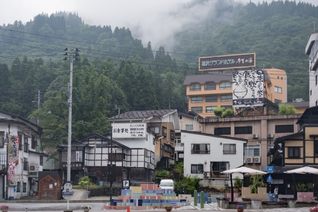 越後湯沢駅前に広がる温泉旅館や商店が並ぶ温泉街の街並み