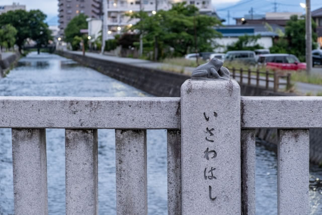 石和温泉街を流れる川と橋の風景