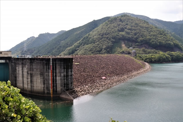 岩屋ダム（東仙峡金山湖）の空撮画像。網場（流木侵入止め）からダム堤体にかけての「遊漁禁止区域」を赤色で明示