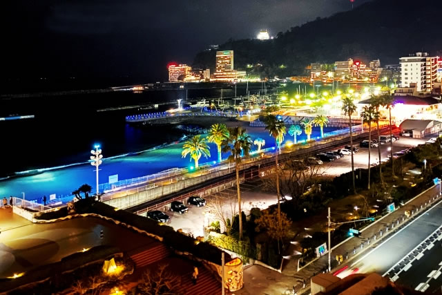 ライトアップされた熱海サンビーチの夜景と海岸沿いの街並み