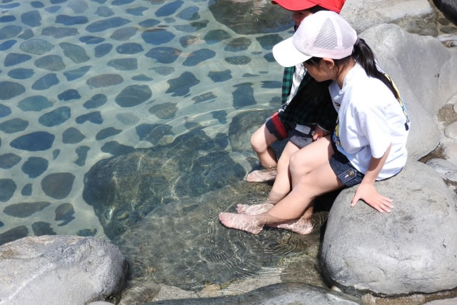 下呂温泉の足湯に浸かる子供たち