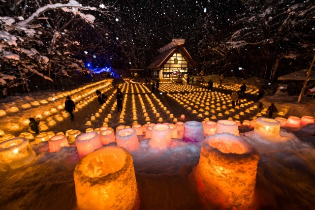 定山渓雪灯路で雪の中に灯る無数のキャンドルと幻想的な夜景