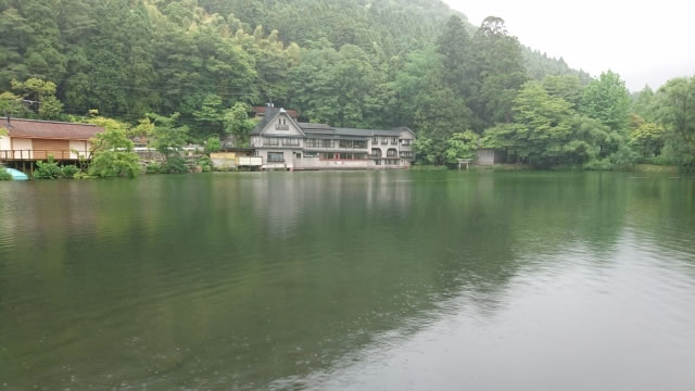 金鱗湖と湖畔に佇む旅館の風景