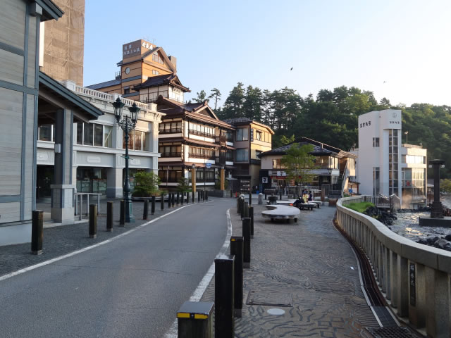 車椅子でも移動しやすい草津温泉・湯畑周辺の平坦な遊歩道
