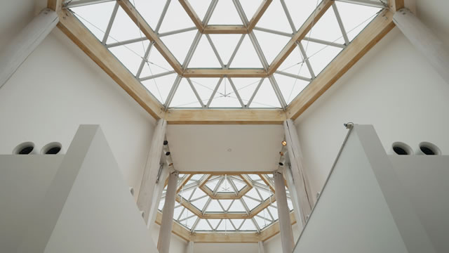 中谷宇吉郎雪の科学館の館内。雪の結晶をモチーフにした美しい六角形の天井(磯崎新氏設計)