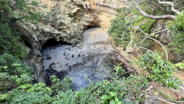 龍宮窟の上から見たハート型の地形と海岸の風景