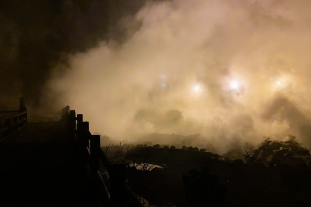 夜の雲仙地獄で立ち上る湯けむりと幻想的な光景