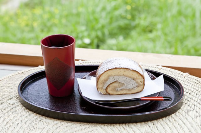 道場六三郎氏監修の特製スイーツ・川床ロール