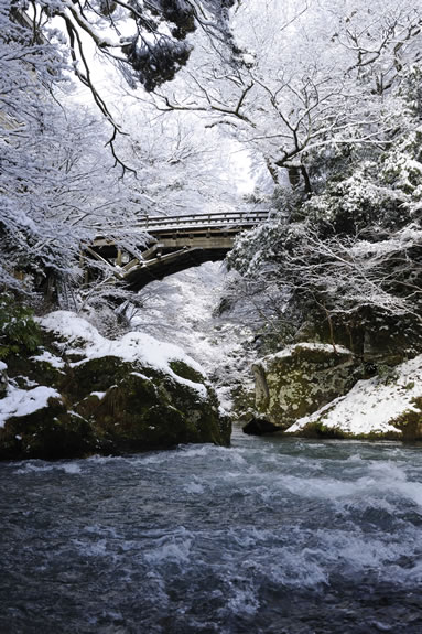 雪化粧をした冬の鶴仙渓・こおろぎ橋"