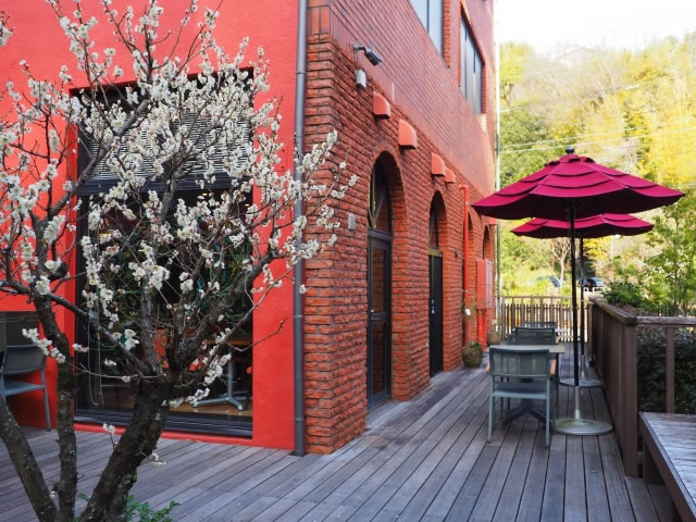 町立湯河原美術館に併設されたカフェ（MUSEUM CAFE and garden）のテラス席