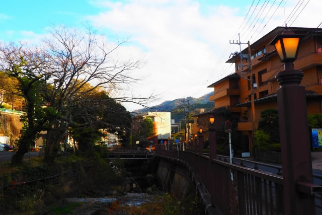 夕暮れ時の湯河原温泉街のレトロな風景