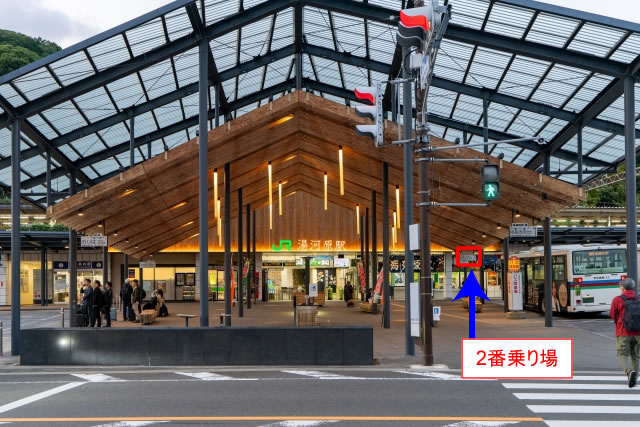湯河原駅のバスロータリー。美術館へ向かう2番乗り場の位置