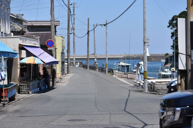 大王崎周辺の港町の道路風景